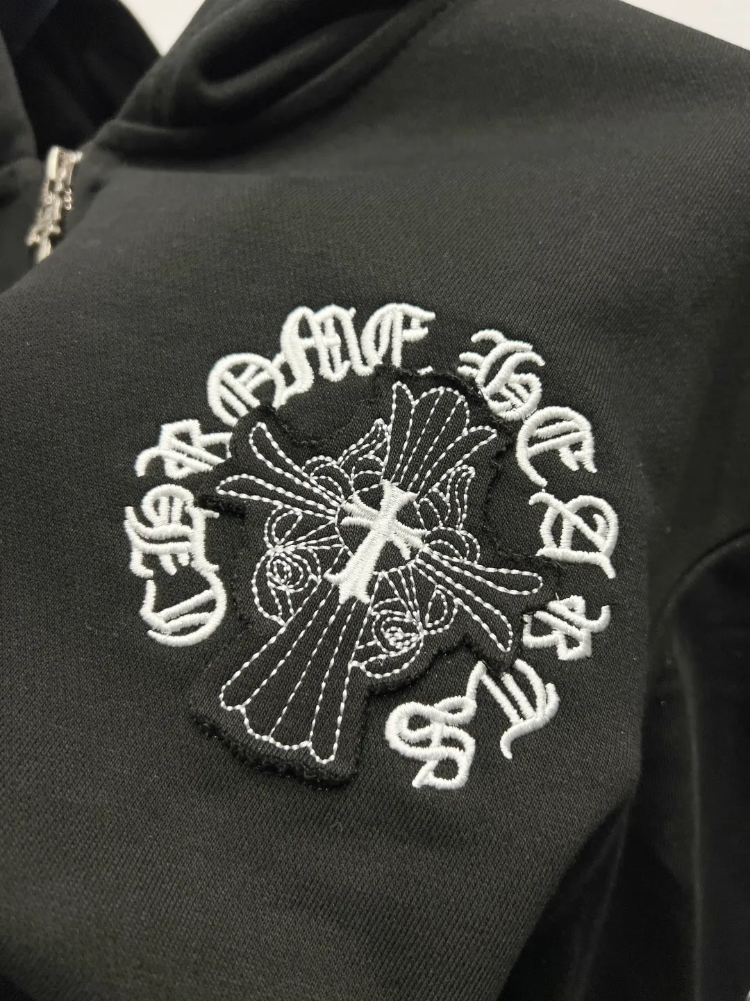 P320 Luxury 𝐂𝐡𝐫𝐨𝐦𝐞 𝐇𝐞𝐚𝐫𝐭𝐬/Cro Xin 2025 Pearl Cross Fully Embroidered New Original Counter High Street Style Jacket Top Version! Customized 420g heavyweight pure cotton fabric! High street style pearl cross all over embroidery + complex pattern embroidery on the sleeves + all embroidery is covered with rubber! Top products from the counter. The upper body is comfortable and textured. It has a low-key luxury feel. The outfit shows high-end taste. The large-cut tailoring is neat and elegant. The sophistication of the upper body is directly impressive👍High-end materials. High-quality cotton materials are selected✂️Outstanding quality. Special processing technology makes the body shape crisp and skin-friendly! No matter your figure, your upper body can instantly become a fashion icon, full of luxury. Accessories: Original molded leather collar label, authentic original hangtag + matching sling + 3D hanging beads + original packaging bag. Craftsmanship: The original version has consistent wiring! Detailed alignment process, highest degree of restoration! Multiple pattern making and debugging, 100% replica of the authentic quality! The correct version is the same for men and women. It is eye-catching, looks great and has full aura! Size: S M L Color: White Black
